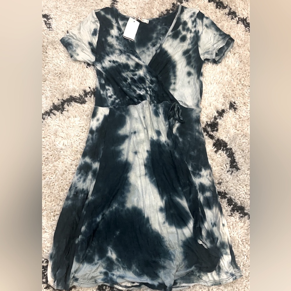 Tye dye women’s wrap midi dress. Size large.